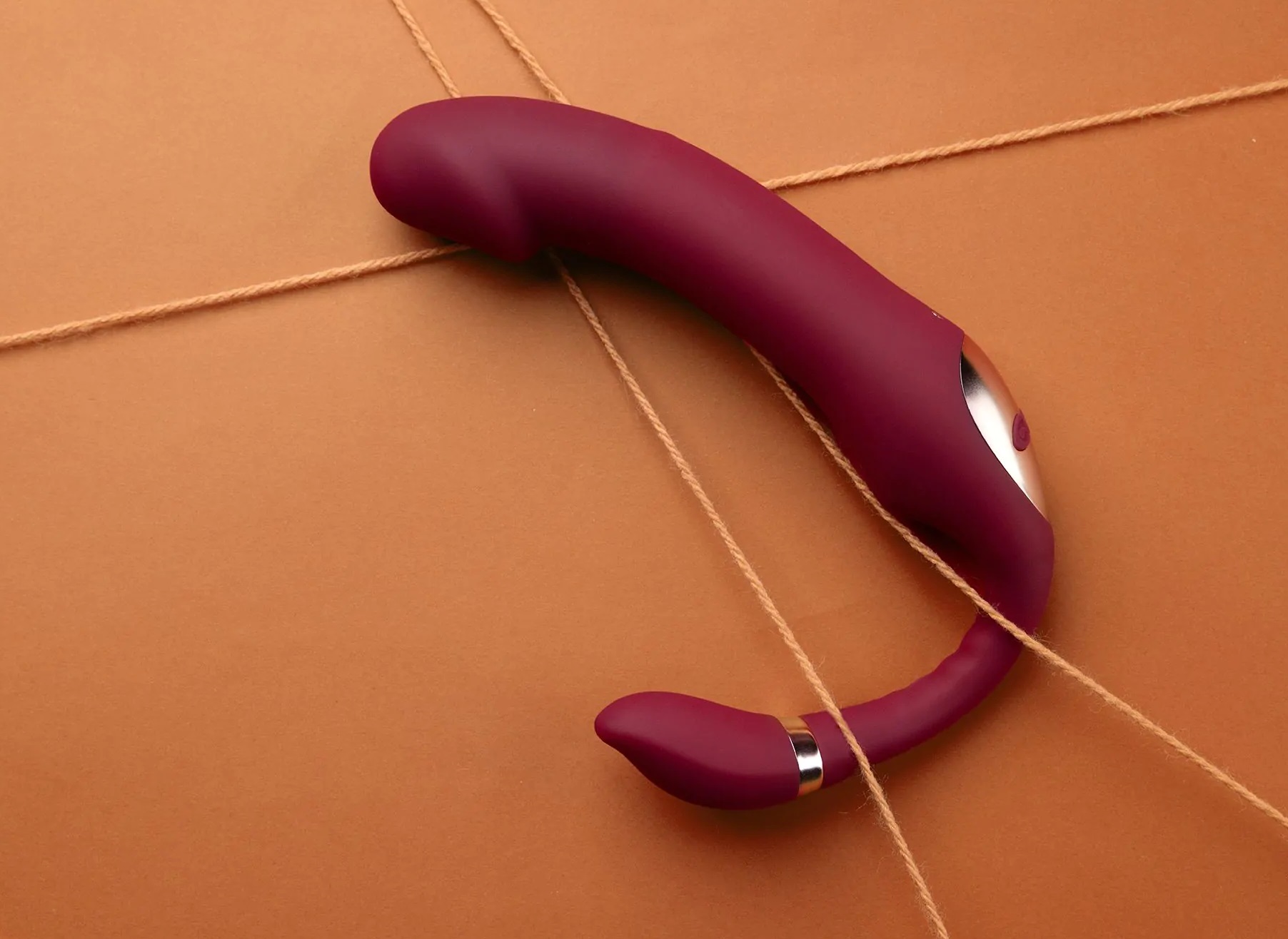 Loveline Bendable Strapless strap on vibrante bordeaux